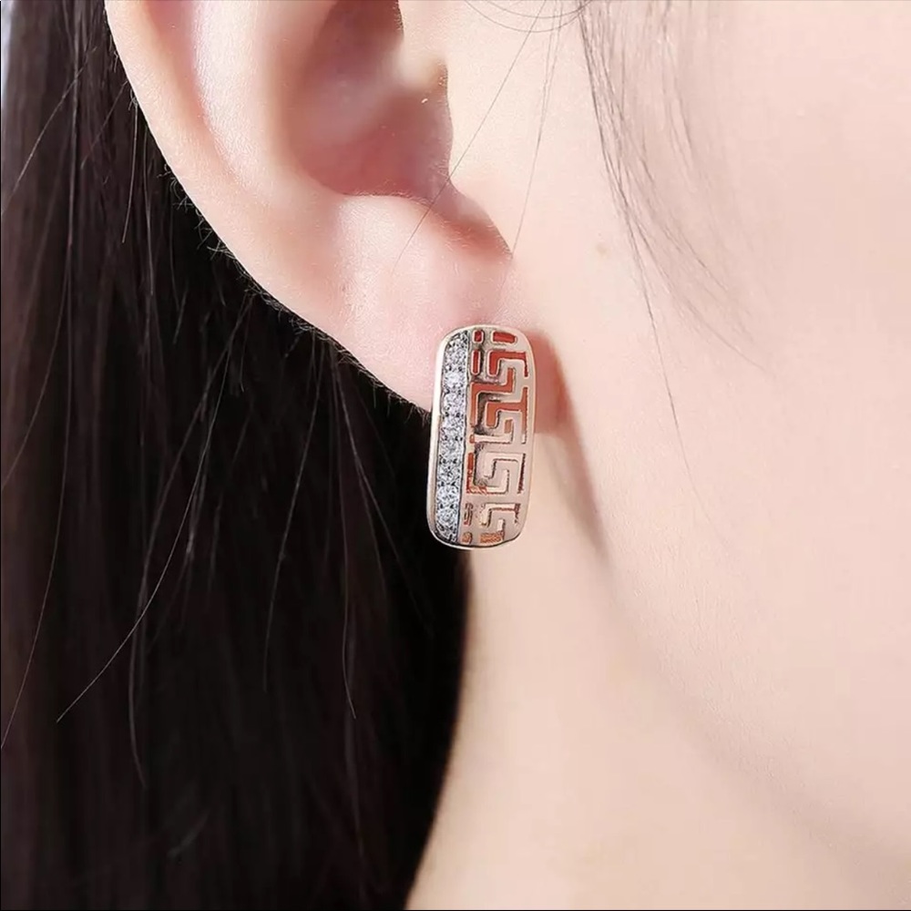 New 18K Gold Plated Hoop Earrings - Picture 5 of 5